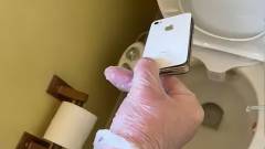 Szorult helyzet: közel egy évtized után került elő egy iPhone valakinek a WC-jéből kép
