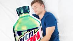 Napi büntetés: már emberméretű Mountain Dew párnával is aludhatsz kép