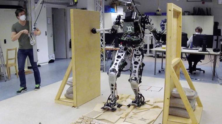 Ez a robot már egészen emberi módon képes áthaladni a hepehupás talajon kép