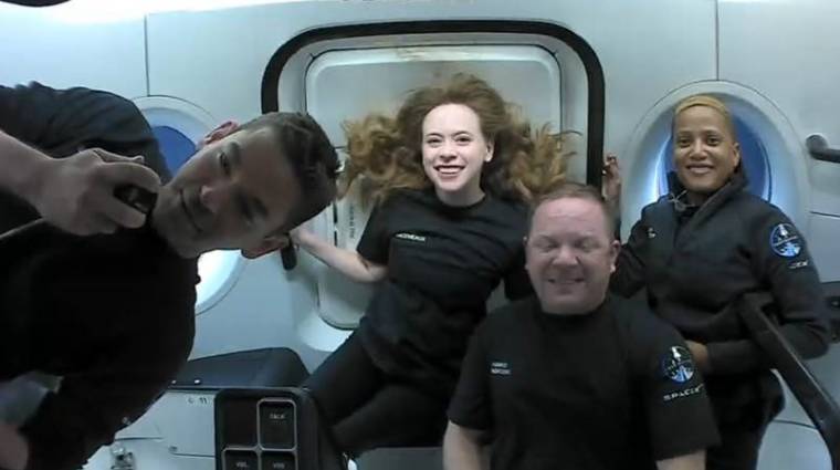 Sikerrel visszatért a Földre a SpaceX űrhajója, fedélzetén négy civillel kép