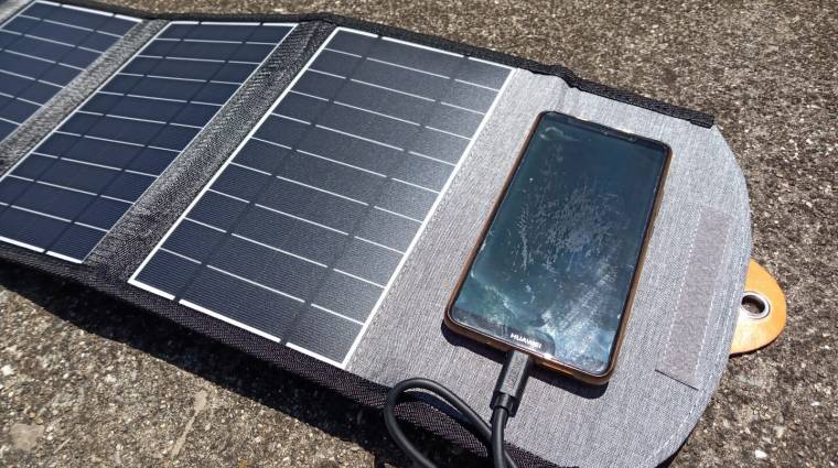 Így teljesít egy 22 wattos napelemes telefontöltő kép