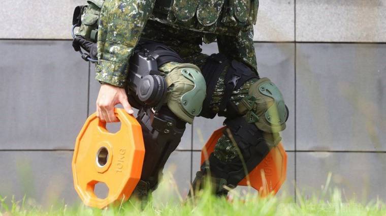 Vasembert farag a katonáiból a tajvani hadsereg kép