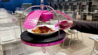 Robotok készítik az ételt a pekingi olimpiai faluban kép