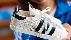 Ilyen tényleg van: itt a hivatalos LEGO Adidas cipő kép