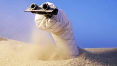 Aranyos és ijesztő a homokban mozgó felfedezőrobot kép