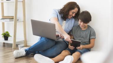 Hogyan óvjuk meg családunk digitális eszközeit? kép