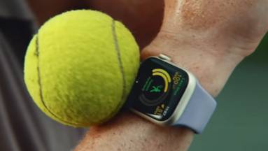Gondosan kiszámított pofonokat kap az Apple Watch az okosóra új reklámjában kép