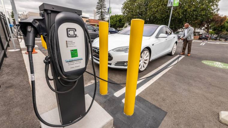 A képen látható Tesla Model S hatótávja már felveszi a versenyt a benzines vagy dízel autókéval (Fotó: Los Angeles County)