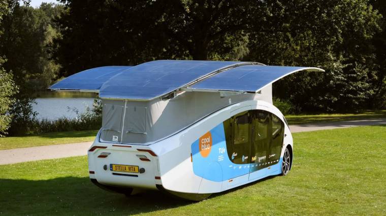 Álló helyzetben a tető megemelhető, ilyenkor extra napelemekkel gyorsítható a töltés (Fotó: Solar Team Eindhoven 2021)