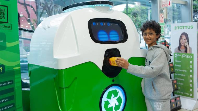 Az IRBIN robotkuka mesterséges intelligencia segítségével válogatja szét az újrahasznosítható hulladékot (Fotó: Wunderman Thompson)