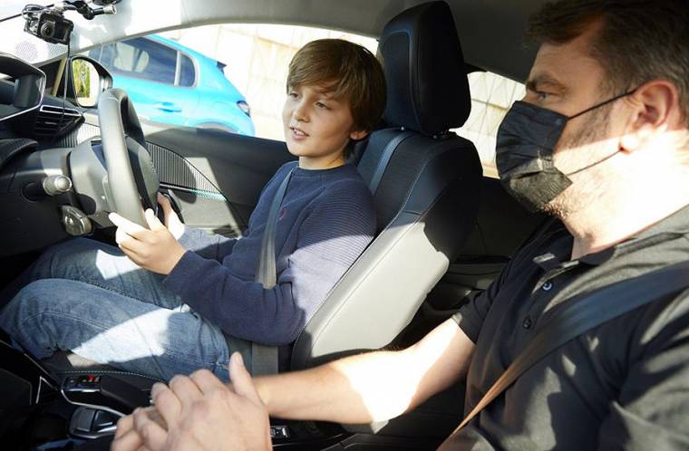A szülők 40 százaléka már azt szeretné, ha a gyerekük elektromos autón tanulna vezetni (Fotó: Peugeot)