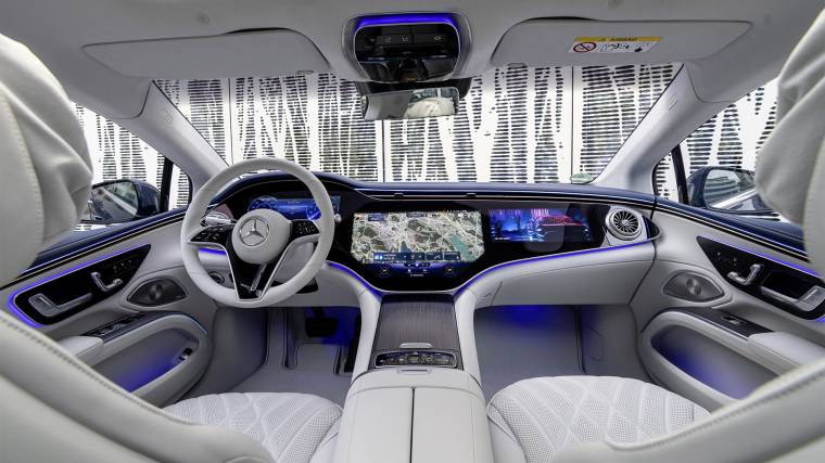 A Mercedes EQS impozáns digitális műszerfalán akár filmet is nézhet a sofőr, amíg a német autópályán halad (Fotó: Daimler)