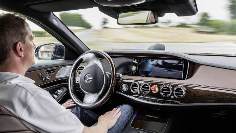 Németországban mostantól lehet majd elengedett kézzel használni a 3-as szintű önvezető autókat (Fotó: Daimler)