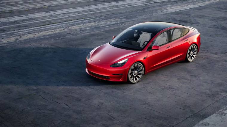 A Tesla Model 3 a cég legnépszerűbb modellje, egyelőre nem tudni, hogy a párizsi balesetnek köze van-e az önvezető funkció használatához (Fotó: Tesla)