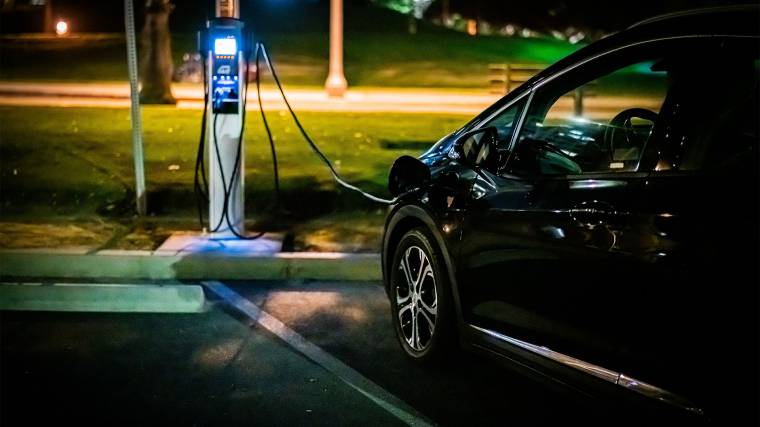 Az elektromos autók gyártása még az akkumulátorok alapanyagának kitermelésével együtt sem terheli annyira a környezetet, mint a benzines vagy dízel járműveké (Fotó: Unsplash/Oxana Melis)