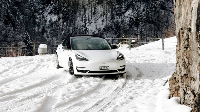 A tévhit ellenére nem csak az elektromos autók hatékonysága csökken a téli hidegben (Fotó: Unsplash/Severin Demchuk)