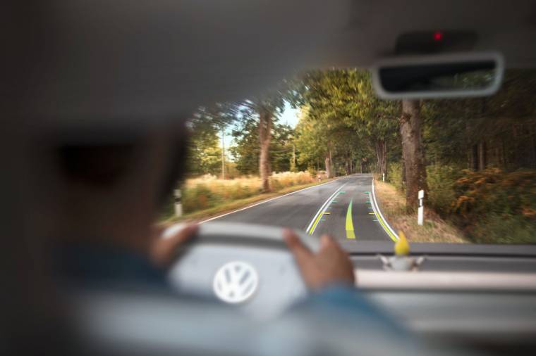 Az ID.BUZZ-ba kerülő head-up-display (HUD) az úttestre vetíti ki a navigáció és a sávtartó asszisztens információit (Fotó: Volkswagen)