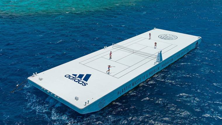 Az adidas és a Parley for the Oceans úszó teniszpályája a műanyaghulladék problémájára hívja fel a figyelmet (Fotó: adidas)