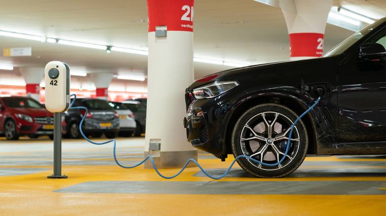 Az elektromos autók hatótávban még valóban nem érik utol a benzines vagy dízel társaikat, de az idő nekik dolgozik (Fotó: Unsplash/Michael Fousert)