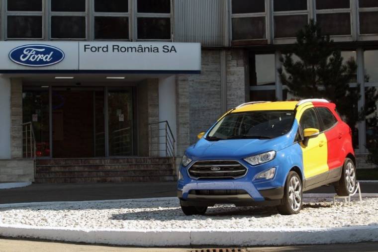 A Ford craiovai gyárának főbejáratánál áll ez a román nemzeti színekre fújt Ecosport (Fotó: Ford)