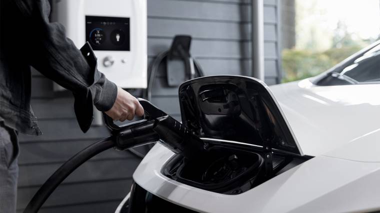 Egy mostani elektromos autó töltése otthon akár 8-10 óráig is tarthat (Fotó: Unsplash/dcbel)