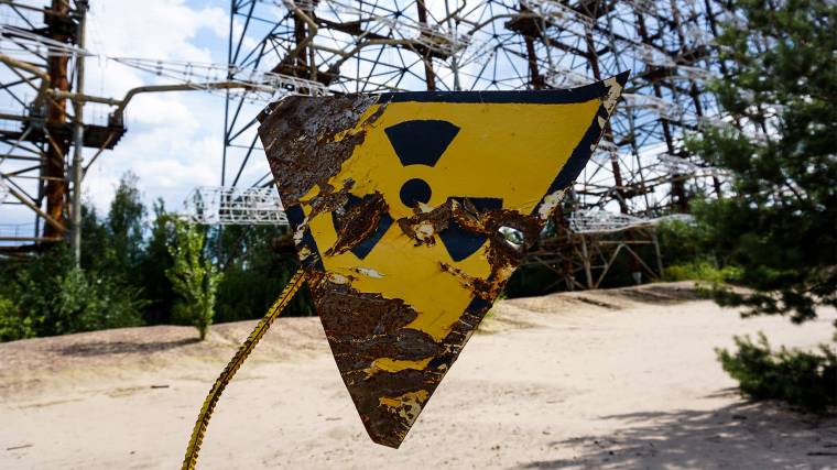 Sugárveszélyre figyelmeztető tábla a csernobili zónában (Fotó: Unsplash/Ilja Nedilko)