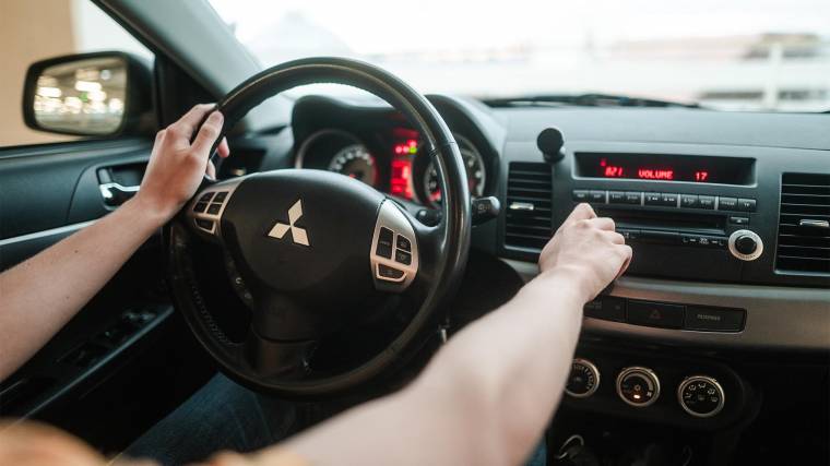 A vezetés közben hallgatott zene jelentősen befolyásolhatja a vezetési stílust, ezáltal az autó hatótávját (Fotó: Unsplash/BezeVision)