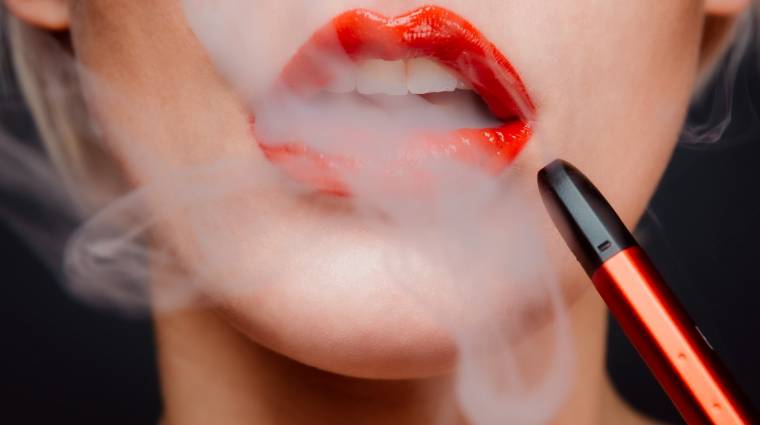 Tényleg kevésbé káros az egészségünkre az e-cigarettázás? kép