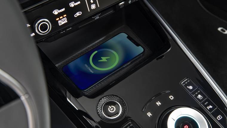 Az új Kia Niro-hoz természetesen vezeték nélküli telefontöltő is rendelhető (Fotó: Kia)
