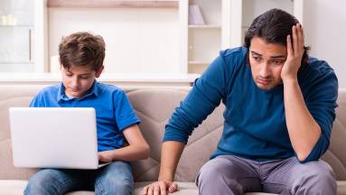 Mit tehet a szülő, ha a gyerekét online játék közben zaklatják? És ha a gyerek a zaklató? kép