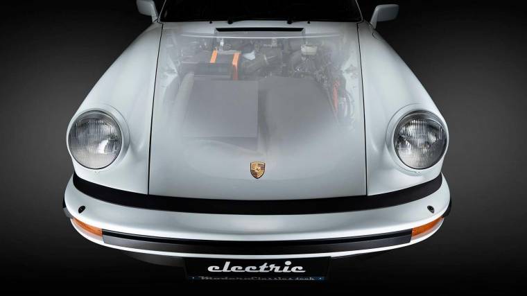 A farmotor helyett a Porsche 911 orrába került az elektromos erőforrás (Fotó: Modern Classics)