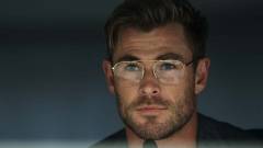 Chris Hemsworth elítélteken kísérletezik a Netflixen kép