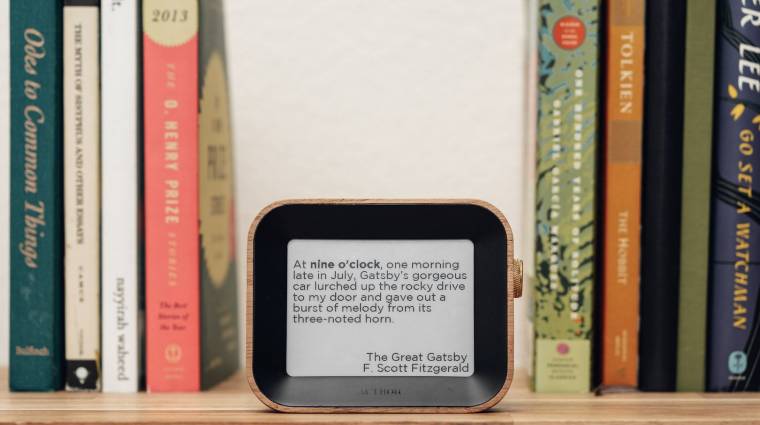 Fantasztikus az óra, ami könyvekből származó idézetekkel mutatja az időt kép
