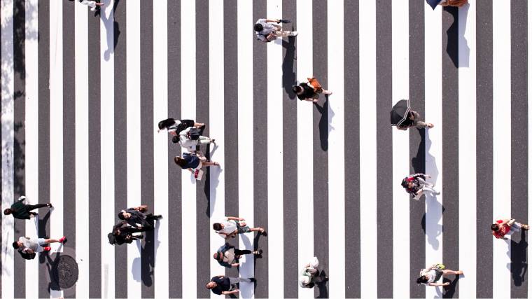 Az autómentes városokban több hely jut a gyalogosoknak, kerékpárosoknak, akik így könnyebben érik el a különféle szolgáltatásokat (Fotó: Unsplash/Ryoji Iwata)