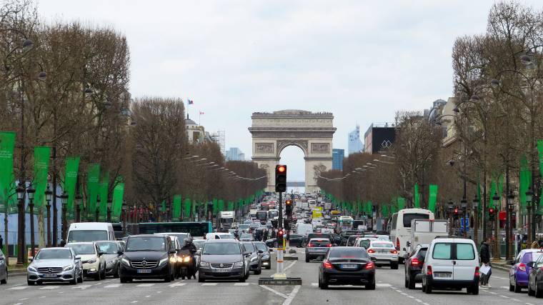 Tipikus párizsi látkép: óriási dugó a Champs-Élysée-n (Fotó: Unsplash/Mark Lawson)