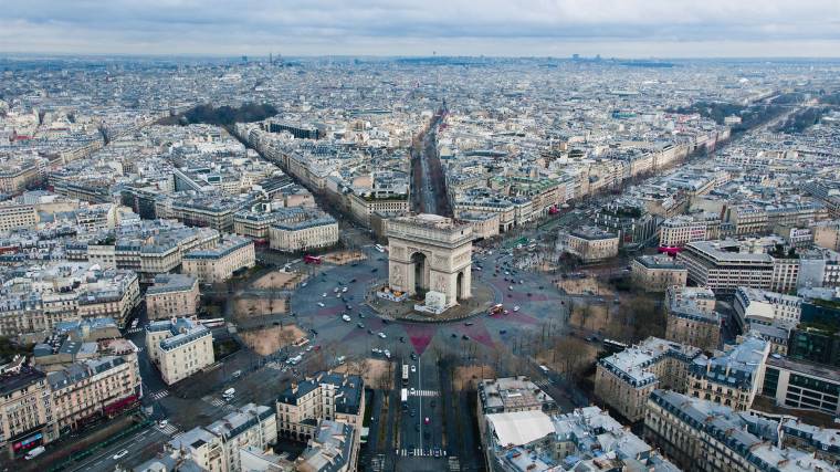 A Champs-Élysées-n naponta több tízezer autós közlekedik (Fotó: Unsplash/Rodrigo Kugnharski)