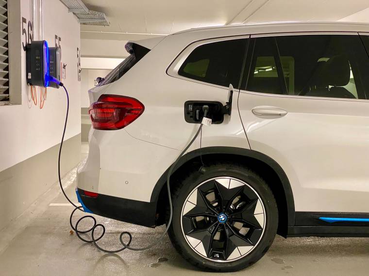 Az elektromos autók akkumulátorával kapcsolatos leggyakoribb félelem alaptalan: akár 10-15 évig is használható marad (Fotó: Unsplash/Eren Goldman)