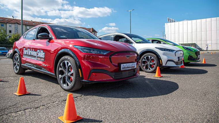 A Ford ingyenes vezetéstechnikai tréningjén külön foglalkoznak az elektromos autók vezetésével is (Fotó: Ford Magyarország)