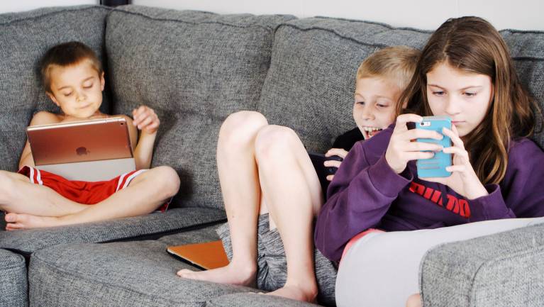 Így aktiváld a gyerekbarát szülői felügyeletet windowsos és androidos eszközökön fókuszban