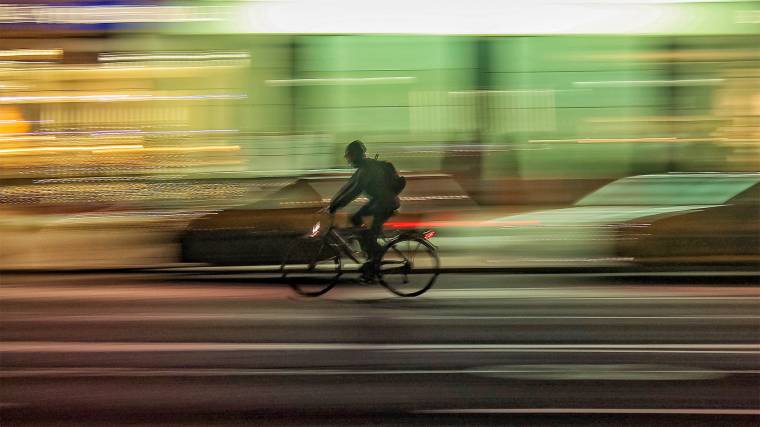Az autósok gyakran helytelenül mérik fel a kerékpárosok sebességét (Fotó: Unsplash/Luca Campioni)