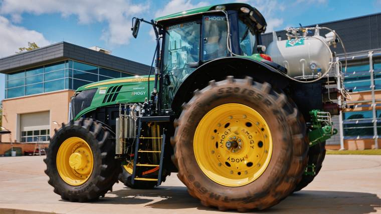 A speciálisan átalakított traktor ammóniából állít elő hidrogént (Fotó: Ars Technica/Bryan Banducci)