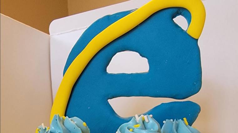 A Mozilla tortát küldött a Microsoftnak a nyugdíjazott Internet Explorer tiszteletére kép