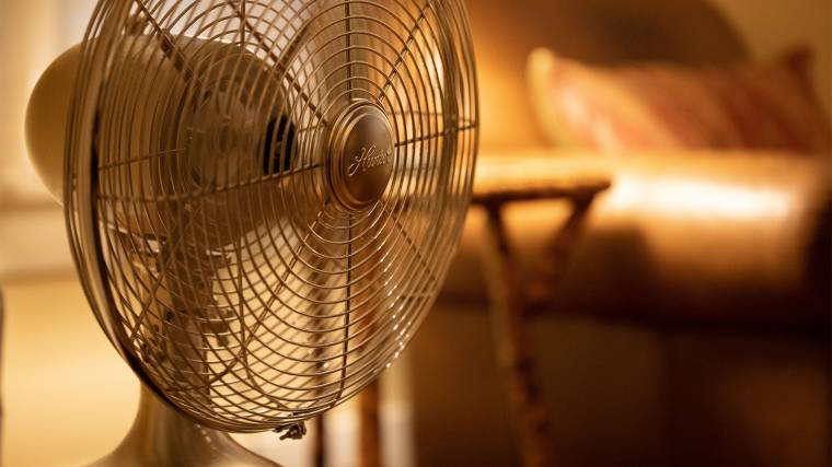 A ventilátor sokoldalú felhasználási lehetőségeket tartogat a szobák hűtésére (Fotó: Unsplash/Delaney Van)