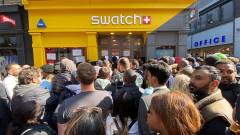 Megőrült tömegek rohamozták meg a boltokat az Omega x Swatch kollab óráiért világszerte többeket le is tartóztattak kép