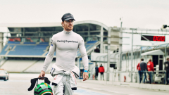 „Volt egy nagy álma, volt hozzá bátorsága, és nem hagyta, hogy a kudarcok eltántorítsák” – Fassbender és a Porsche útja Le Mansba egy kötelező film kép