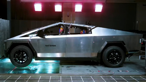 Így törik és így (nem) borul a Tesla Cybertruck kép