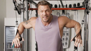 „Megérdemlem a halált az étrendem miatt, szóval próbálom halálra edzeni magam” – Alan Ritchson így gyúrta magát igazságosztó exkatonává