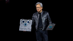 Ilyen egy rocksztár-techguru: az Nvidia-vezér 3 millás Tom Ford bőrdzsekiben mutatta be a „világ legerősebb chipjét” kép
