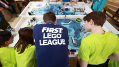 Így lehet hamarosan iskolai órán is legózni, a FIRST LEGO League új korszakot indít az oktatásban kép