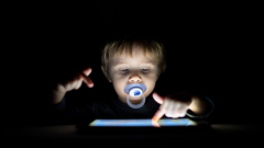 Már az óvodában megjelenik a saját mobil, nő a képernyőidő - új adatok a magyar gyerekek digitális életéről kép